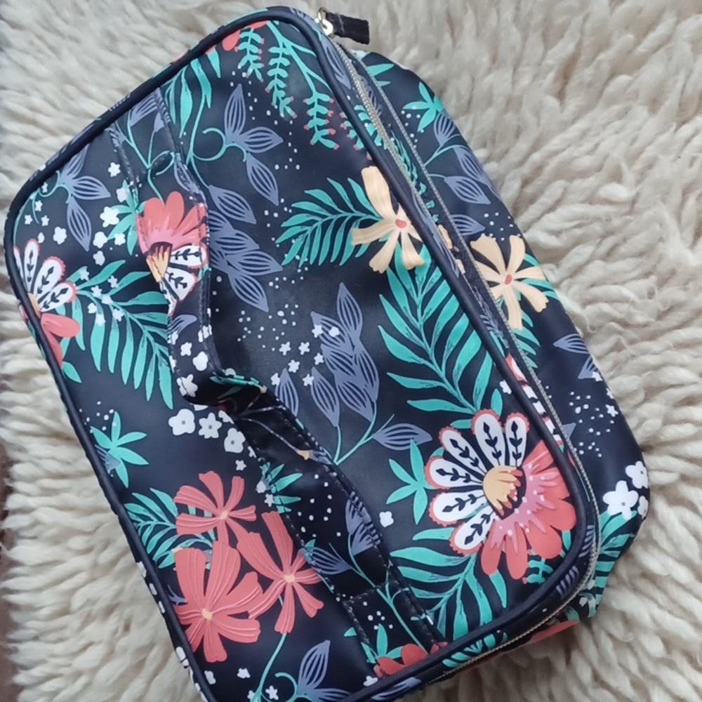 Kestrel cosmetic bag